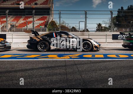Porsche 911 GT3 Cup in der Boxengasse während Boxenstopp und Reifenwechsel Stockfoto