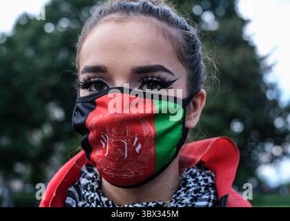 21. August 2021, Washington, District of Columbia, USA: Ein Demonstrant, der eine Gesichtsmaske trägt, auf der die afghanische Flagge gemalt ist, versammelt sich vor dem Weißen Haus auf dem Lafayette Square, um die afghanische Bevölkerung zu unterstützen. Nach dem Rückzug der USA aus Afghanistan erlangten die Taliban innerhalb von sechs Wochen die Macht im gesamten Territorium, und Frauen und Mädchen haben Angst davor, wieder unter die Scharia zu leben und viele der Rechte aufzugeben, die sie in den letzten 20 Jahren gewonnen hatten. (Kreditbild: © Probal Rashid/ZUMA Press Wire) Stockfoto