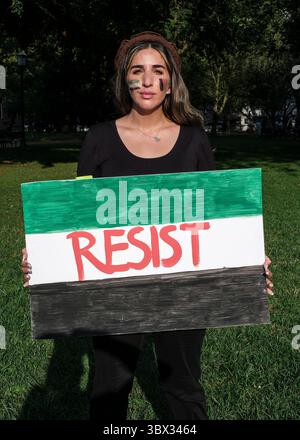 21. August 2021, Washington, District of Columbia, USA: Eine Demonstrantin, die ein afghanisches Flaggenschild hält, während sie sich vor dem Weißen Haus auf dem Lafayette Square versammelt, um die afghanische Bevölkerung zu unterstützen. Nach dem Rückzug der USA aus Afghanistan erlangten die Taliban innerhalb von sechs Wochen die Macht im gesamten Territorium, und Frauen und Mädchen haben Angst davor, wieder unter die Scharia zu leben und viele der Rechte aufzugeben, die sie in den letzten 20 Jahren gewonnen hatten. (Kreditbild: © Probal Rashid/ZUMA Press Wire) Stockfoto