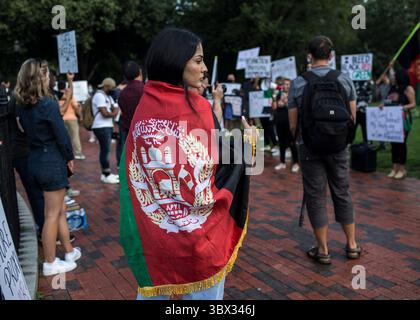 21. August 2021, Washington, District of Columbia, USA: Ein afghanisch-amerikanischer Demonstrant, der die afghanische Flagge trägt, versammelt sich vor dem Weißen Haus auf dem Lafayette Square, um die afghanische Bevölkerung zu unterstützen. Nach dem Rückzug der USA aus Afghanistan erlangten die Taliban innerhalb von sechs Wochen die Macht im gesamten Territorium, und Frauen und Mädchen haben Angst davor, wieder unter die Scharia zu leben und viele der Rechte aufzugeben, die sie in den letzten 20 Jahren gewonnen hatten. (Kreditbild: © Probal Rashid/ZUMA Press Wire) Stockfoto