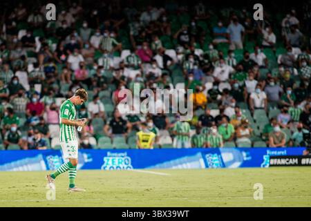 20. August 2021, Sevilla, Spanien: Juan Miranda von Real Betis wurde während des Fußballspiels La Liga Santander 2021/2022 zwischen Real Betis Balompie und Cadiz CF im Benito Villamarin Stadium in Sevilla gesehen. (Foto: © Francis Gonzalez/SOPA Images via ZUMA Press Wire) Stockfoto