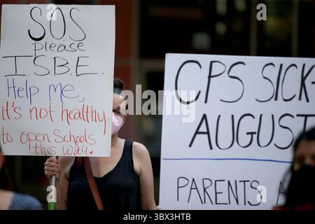 25. August 2021, Chicago, Illinois, USA: Chicago Public Schools Eltern und Unterstützer treffen sich am Mittwoch in Chicago, um Fernunterricht zu fordern. Die Chicago Public Schools werden am Montag zum ersten Mal geöffnet, seit die Pandemie im März 2020 Schulen geschlossen hat. Aber einige Eltern in der Gegend sagen, dass sie ihre Kinder immer noch nicht zurückschicken können. (Kreditbild: © Antonio Perez/TNS via ZUMA Press Wire Service) Stockfoto