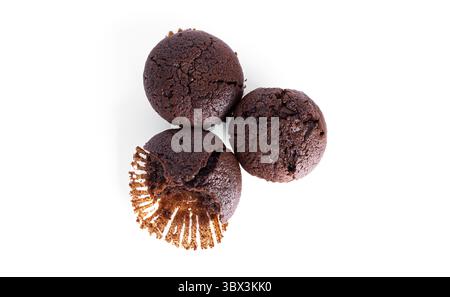 Schokoladen-Cupcakes mit Kirschmarmelade isoliert auf weißem Hintergrund. Schokoladenmuffin. Stockfoto