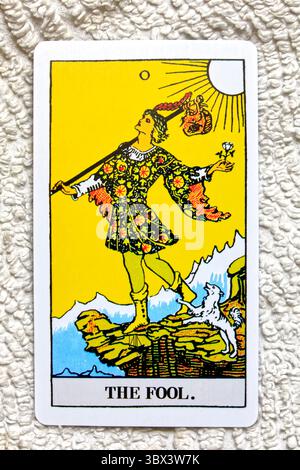Der Narr - Nummer 0 - individuelles Tarot-Kartenstudio auf strukturiertem Hintergrund. Vom Juli 2025 Stockfoto
