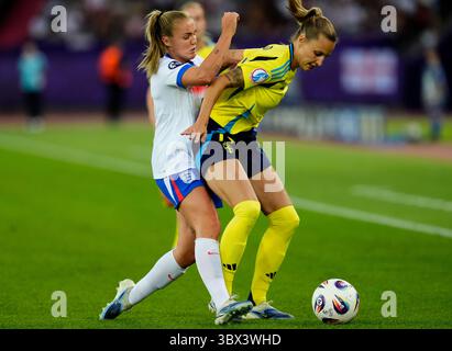 Die Engländerin Georgia Stanway (links) und die schwedische Nathalie Bjorn kämpfen im Viertelfinale der UEFA Women's Euro 2025 im Stadion Letzigrund in Zürich um den Ball. Bilddatum: Donnerstag, 17. Juli 2025. Stockfoto