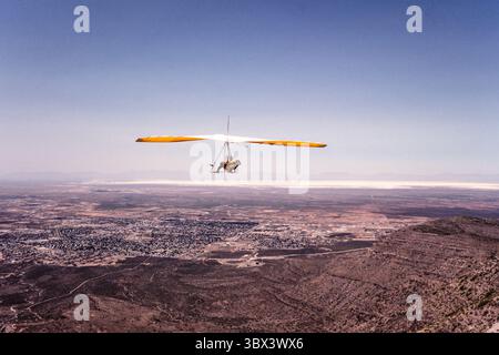 26. Februar 2021, Alamogordo, New Mexico, USA: Ein Drachenflieger fliegt über dem Tularosa Basin mit dem White Sands National Park im Hintergrund bei Alamogordo, New Mexico. (Kreditbild: © Jon G. Fuller/VW Pics via ZUMA Press Wire) Stockfoto