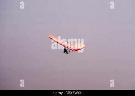 26. Februar 2021, Alamogordo, New Mexico, Vereinigte Staaten: Ein Drachenflieger absolviert eine Schleife bei Kunstflugzeugen in der Nähe von Alamogordo, New Mexico. (Kreditbild: © Jon G. Fuller/VW Pics via ZUMA Press Wire) Stockfoto