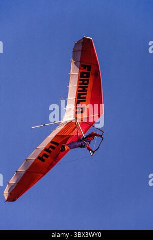26. Februar 2021, Alamogordo, New Mexico, Vereinigte Staaten: Ein Drachenflieger, der über Alamogordo in New Mexico fliegt. (Kreditbild: © Jon G. Fuller/VW Pics via ZUMA Press Wire) Stockfoto