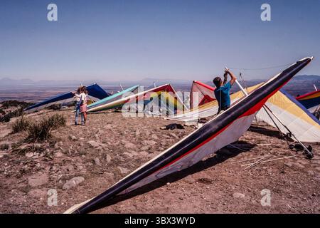 26. Februar 2021, Alamogordo, New Mexico, USA: Piloten bauen ihre Drachenflieger auf Horse Ridge im Dry Canyon bei Alamogordo, New Mexico, zusammen. (Kreditbild: © Jon G. Fuller/VW Pics via ZUMA Press Wire) Stockfoto