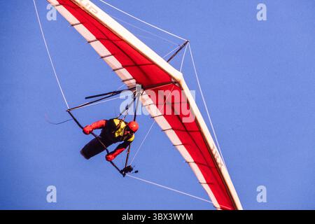 26. Februar 2021, Alamogordo, New Mexico, USA: Ein Drachenflieger zieht sein Gewicht über die Kontrollstange in einen Tauchgang in der Nähe von Alamogordo, New Mexico. (Kreditbild: © Jon G. Fuller/VW Pics via ZUMA Press Wire) Stockfoto