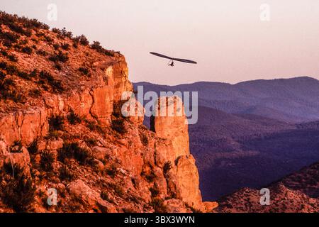 26. Februar 2021, Alamogordo, New Mexico, USA: Ein Drachenflieger fliegt entlang der Horse Ridge im Dry Canyon bei Alamogordo, New Mexico. (Kreditbild: © Jon G. Fuller/VW Pics via ZUMA Press Wire) Stockfoto