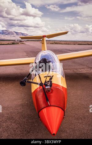 26. Februar 2021, Alamogordo, New Mexico, Vereinigte Staaten: Eine Luftkameraeinrichtung auf einer speziellen Nasenhalterung auf einem ICA IS-28 Lark Segelflugzeug in Alamogordo, New Mexico. (Kreditbild: © Jon G. Fuller/VW Pics via ZUMA Press Wire) Stockfoto