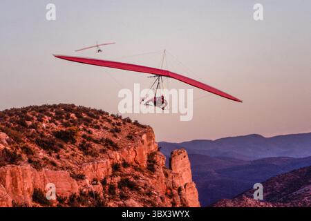 26. Februar 2021 in Alamogordo, New Mexico, USA: Zwei Drachenflieger fliegen über Horse Ridge und Dry Canyon in der Nähe von Alamogordo, New Mexico. (Kreditbild: © Jon G. Fuller/VW Pics via ZUMA Press Wire) Stockfoto
