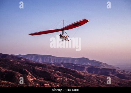 26. Februar 2021 in Alamogordo, New Mexico, USA: Ein Drachenflieger fliegt über dem Dry Canyon bei Alamogordo, New Mexico. (Kreditbild: © Jon G. Fuller/VW Pics via ZUMA Press Wire) Stockfoto