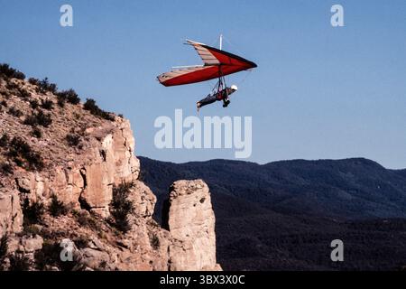 26. Februar 2021 in Alamogordo, New Mexico, USA: Ein Drachenflieger startet von der Startrampe auf der Horse Ridge im Dry Canyon bei Alamogordo, New Mexico. (Kreditbild: © Jon G. Fuller/VW Pics via ZUMA Press Wire) Stockfoto