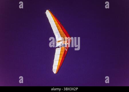 26. Februar 2021, Alamogordo, New Mexico, Vereinigte Staaten: Ein Drachenflieger, der über Alamogordo in New Mexico fliegt. (Kreditbild: © Jon G. Fuller/VW Pics via ZUMA Press Wire) Stockfoto