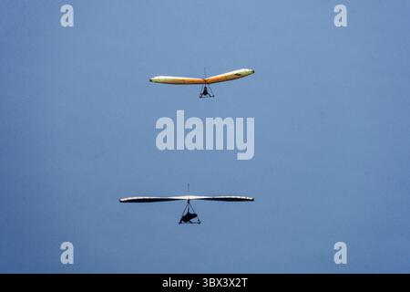 26. Februar 2021, Alamogordo, New Mexico, Vereinigte Staaten: Zwei Drachenflieger fliegen in der Nähe von Alamogordo, New Mexico. (Kreditbild: © Jon G. Fuller/VW Pics via ZUMA Press Wire) Stockfoto