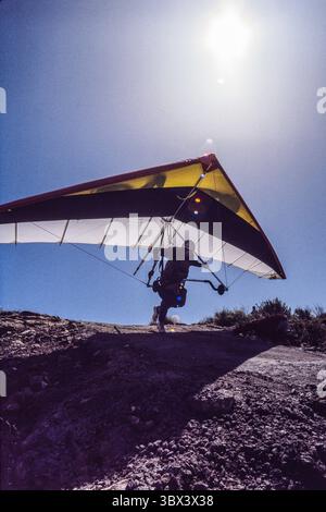 26. Februar 2021 in Alamogordo, New Mexico, USA: Ein Drachenflieger startet von der Startrampe auf der Horse Ridge im Dry Canyon bei Alamogordo, New Mexico. (Kreditbild: © Jon G. Fuller/VW Pics via ZUMA Press Wire) Stockfoto