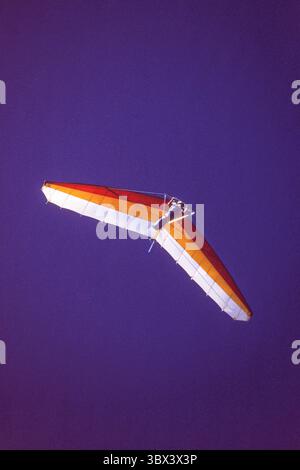 26. Februar 2021, Alamogordo, New Mexico, Vereinigte Staaten: Ein Drachenflieger, der über Alamogordo in New Mexico fliegt. (Kreditbild: © Jon G. Fuller/VW Pics via ZUMA Press Wire) Stockfoto