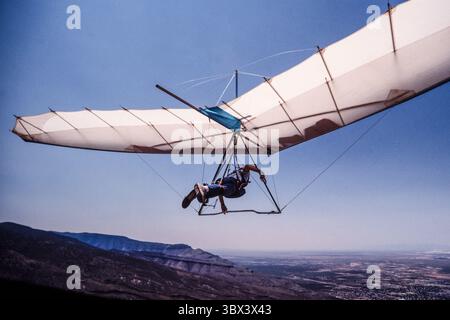 26. Februar 2021 in Alamogordo, New Mexico, USA: Ein Drachenflieger fliegt über dem Tularosa Becken bei Alamogordo, New Mexico. (Kreditbild: © Jon G. Fuller/VW Pics via ZUMA Press Wire) Stockfoto