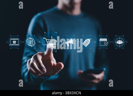 Online-Shopping und E-Commerce-Technologie-Konzept. Man interagiert mit Ikonen, die Online-Shopping, Marketing, Rabatt, E-Commerce und Einzelhandel repräsentieren Stockfoto
