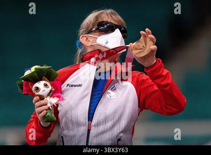 27. August 2021, Tokio, Japan: Viktoriia Potapova RPC präsentiert ihre Bronzemedaille für die Frauen - 48 kg Judo Bronze Medal Contest A während der Medaillenzeremonie im Nippon Budokan. Tokio 2020 Paralympische Spiele.. (Bild: © Joe Toth/OIS/ZUMA Press Wire Service/ZUMAPRESS.com) Stockfoto