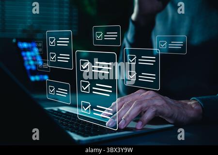 Online-Bewertung und Umfragekonzept. Eine Person interagiert mit einer virtuellen Checkliste auf dem Laptop und symbolisiert Online-Bewertungen, Umfragen, Prüfungen oder Tests. Stockfoto