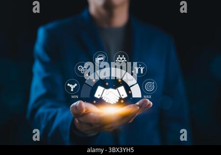 Business Collaboration and Performance Optimization Konzept. Geschäftsmann präsentiert Handshake- und Teamwork-Symbole, die Zusammenarbeit, Effizienz, Stockfoto