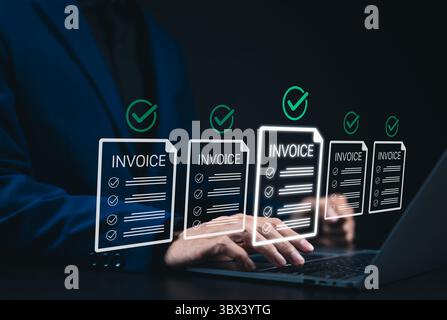 Digitale Rechnungsgenehmigung und Finanzautomatisierung. Geschäftsmann, der ein Notebook mit E-Rechnungen und Häkchen verwendet, das elektronische Rechnungswesen repräsentiert, Stockfoto