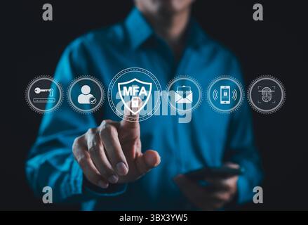 MFA, Multi-Factor Authentication Security Concept. Person, die das virtuelle MFA-Schild mit verschiedenen Sicherheitssymbolen berührt, Multi-Faktor-Authentifizierung Stockfoto
