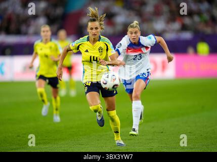 Die schwedische Nathalie Bjorn (links) und die Engländerin Alessia Russo im Viertelfinale der UEFA Women's Euro 2025 im Stadion Letzigrund in Zürich. Bilddatum: Donnerstag, 17. Juli 2025. Stockfoto