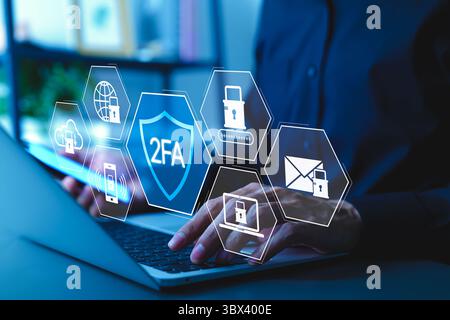 Zwei-Faktor-Authentifizierung 2FA Cybersecurity-Konzept. Mann mit Laptop mit Symbolen 2FA, Schloss und Datenschutzelementen, die sicher sind Stockfoto