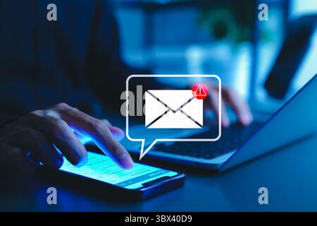 Benachrichtigungskonzept für E-Mail-Sicherheitswarnungen. Eine Person, die ein Smartphone mit E-Mail-Sicherheitswarnsymbolen und Warnbenachrichtigungen verwendet, die auf Cyber hinweisen Stockfoto