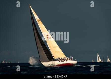 27. August 2021, Mahon, Balearen, Spanien: Historische Segelboote nehmen an der Regatta des ersten Tages während der 17. Copa del Rey (Königskasse) der klassischen Schiffe vor der Küste Menorcas Teil (Credit Image: © Matthias Oesterle/ZUMA Press Wire) Stockfoto