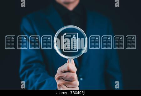 Resume Screening and Candidate Evaluation Concept. Geschäftsmann mit Lupe auf Lebenslaufsymbolen, Rekrutierung, Kandidatenvorbereitung, HR Stockfoto