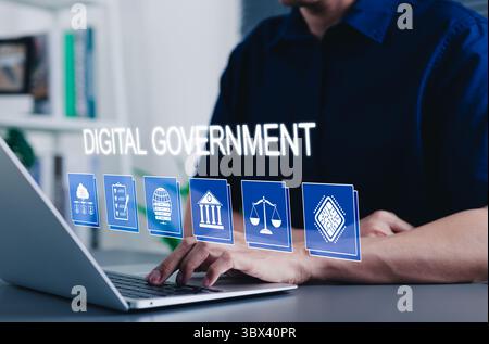 Digitale Regierungsumwandlung und öffentliche Online-Dienste. Eine Person, die ein Notebook mit digitalen Regierungssymbolen nutzt, Cloud-Daten, Vorschriften, Gesetze, online Stockfoto