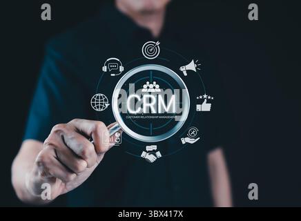 CRM-System für Customer Relationship Management. Eine Person interagiert mit CRM-Schnittstellensymbolen für Support, Analysen, Marketing und Feedback. Stockfoto