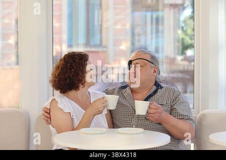 Genießen Sie gemeinsam Kaffee in einem gemütlichen urbanen Café mit warmer Atmosphäre Stockfoto