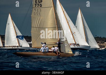 28. August 2021, Mahon, Balearen, Spanien: Die Teilnehmer stehen für den Start der zweiten Regatta der 17. Copa del Rey (King's Cup) klassischer Schiffe vor der Küste Menorcas. (Foto: © Matthias Oesterle/ZUMA Press Wire) Stockfoto