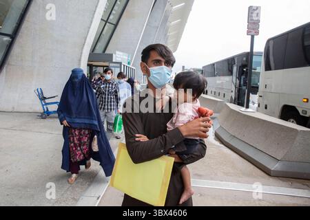 August 2021, München, Bayern, Deutschland: WASHINGTON DC, USA - 27. AUGUST: afghanische Flüchtlinge aus Kabul kommen am 27. August 2021 in Washington Dulles International Airport in Washington DC, USA an. (Kreditbild: © Ali Khaligh/ATPImages via ZUMA Press Wire) Stockfoto