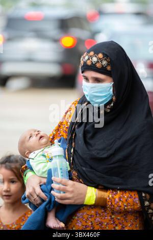 August 2021, München, Bayern, Deutschland: WASHINGTON DC, USA - 27. AUGUST: afghanische Flüchtlinge aus Kabul kommen am 27. August 2021 in Washington Dulles International Airport in Washington DC, USA an. (Kreditbild: © Ali Khaligh/ATPImages via ZUMA Press Wire) Stockfoto