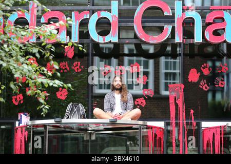 27. August 2021, London, England, Vereinigtes Königreich: Money Rebellion Aktivists malten rot den Eingang der Standard Chartered Bank in der City of London. (Bild: © Tayfun Salci/ZUMA Press Wire) Stockfoto