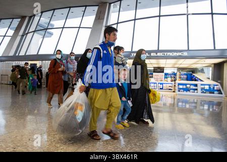 August 2021, München, Bayern, Deutschland: WASHINGTON DC, USA - 27. AUGUST: afghanische Flüchtlinge aus Kabul kommen am 27. August 2021 in Washington Dulles International Airport in Washington DC, USA an. (Kreditbild: © Ali Khaligh/ATPImages via ZUMA Press Wire) Stockfoto