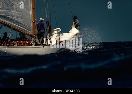29. August 2021, Mahon, Balearen, Spanien: Besatzungsmitglieder ernten die Segel während der dritten und letzten Regatta der 17. Copa del Rey (King's Cup) klassischer Schiffe vor der Küste Menorcas. (Foto: © Matthias Oesterle/ZUMA Press Wire) Stockfoto