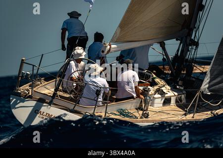 29. August 2021, Mahon, Balearen, Spanien: Die Teilnehmer nehmen an der dritten und letzten Regatta der 17. Copa del Rey (Königskasse) der klassischen Schiffe vor der Küste Menorcas Teil. (Foto: © Matthias Oesterle/ZUMA Press Wire) Stockfoto