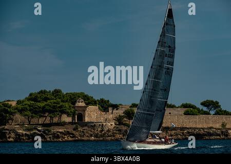 29. August 2021, Mahon, Balearen, Spanien: Klassische Boote fahren am Ende der dritten und letzten Regatta der 17. Copa del Rey (King's Cup) der klassischen Schiffe vor der Küste Menorcas in den Hafen von Mahon ein. (Foto: © Matthias Oesterle/ZUMA Press Wire) Stockfoto