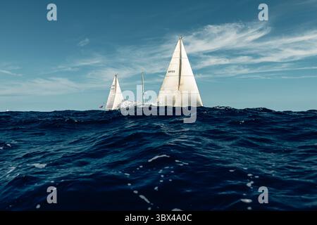 29. August 2021, Mahon, Balearen, Spanien: Historische Segelschiffe treten an der dritten und letzten Regatta der 17. Copa del Rey (King's Cup) der klassischen Schiffe vor der Küste Menorcas an. (Foto: © Matthias Oesterle/ZUMA Press Wire) Stockfoto