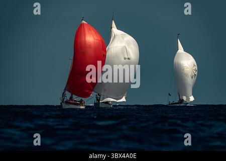 29. August 2021, Mahon, Balearen, Spanien: Historische Segelschiffe treten an der dritten und letzten Regatta der 17. Copa del Rey (King's Cup) der klassischen Schiffe vor der Küste Menorcas an. (Foto: © Matthias Oesterle/ZUMA Press Wire) Stockfoto
