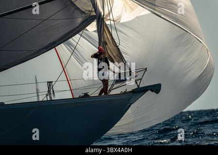 29. August 2021, Mahon, Balearen, Spanien: Ein Besatzungsmitglied erntet während der dritten und letzten Regatta der 17. Copa del Rey (King's Cup) klassischer Schiffe vor der Küste Menorcas ein Segel. (Foto: © Matthias Oesterle/ZUMA Press Wire) Stockfoto
