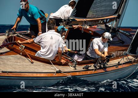 29. August 2021, Mahon, Balearen, Spanien: Die Teilnehmer nehmen an der dritten und letzten Regatta der 17. Copa del Rey (Königskasse) der klassischen Schiffe vor der Küste Menorcas Teil. (Foto: © Matthias Oesterle/ZUMA Press Wire) Stockfoto